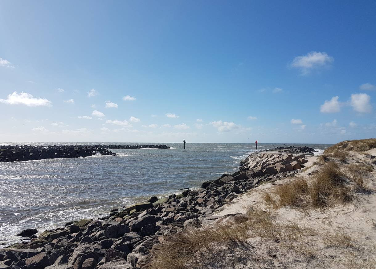 Hafenzufahrt zwischen zwei Molen aus Granit