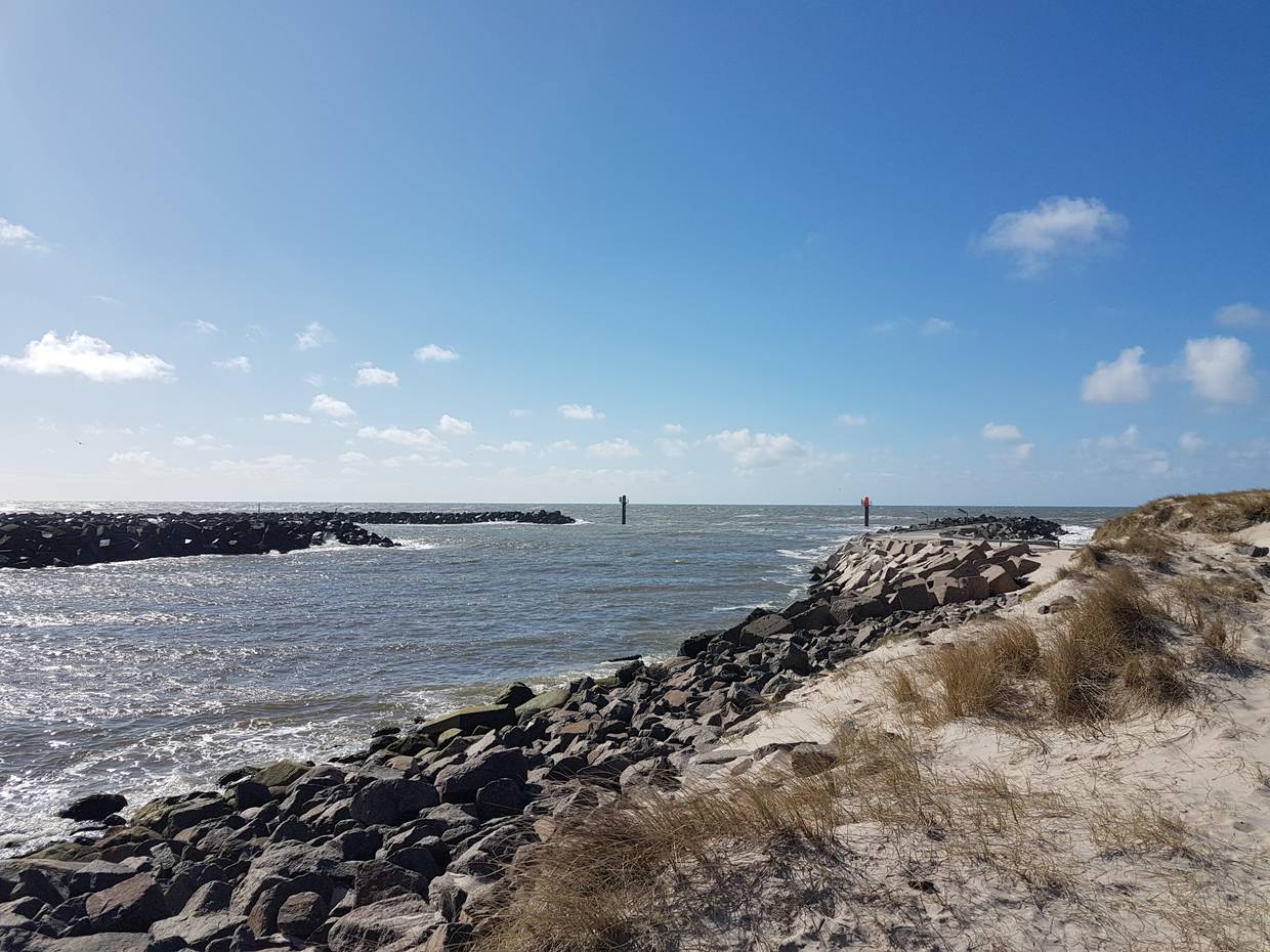 Hafenzufahrt zwischen zwei Molen aus Granit