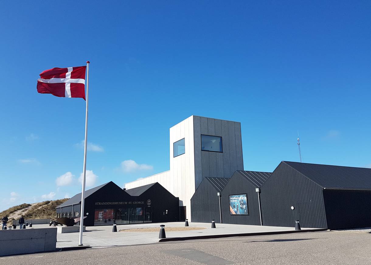 Modernes Museumsgebäude aus schwarzem Holz