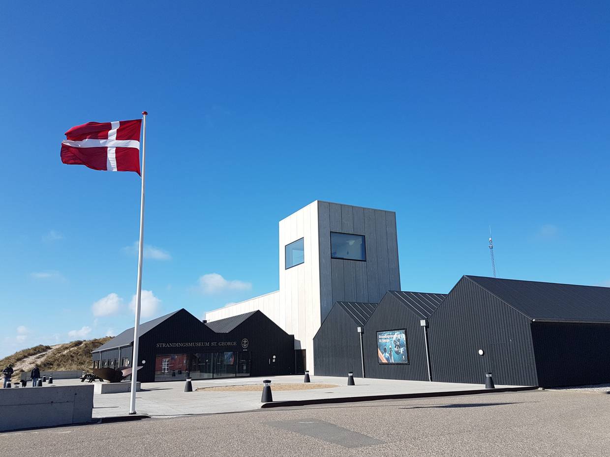 Modernes Museumsgebäude aus schwarzem Holz