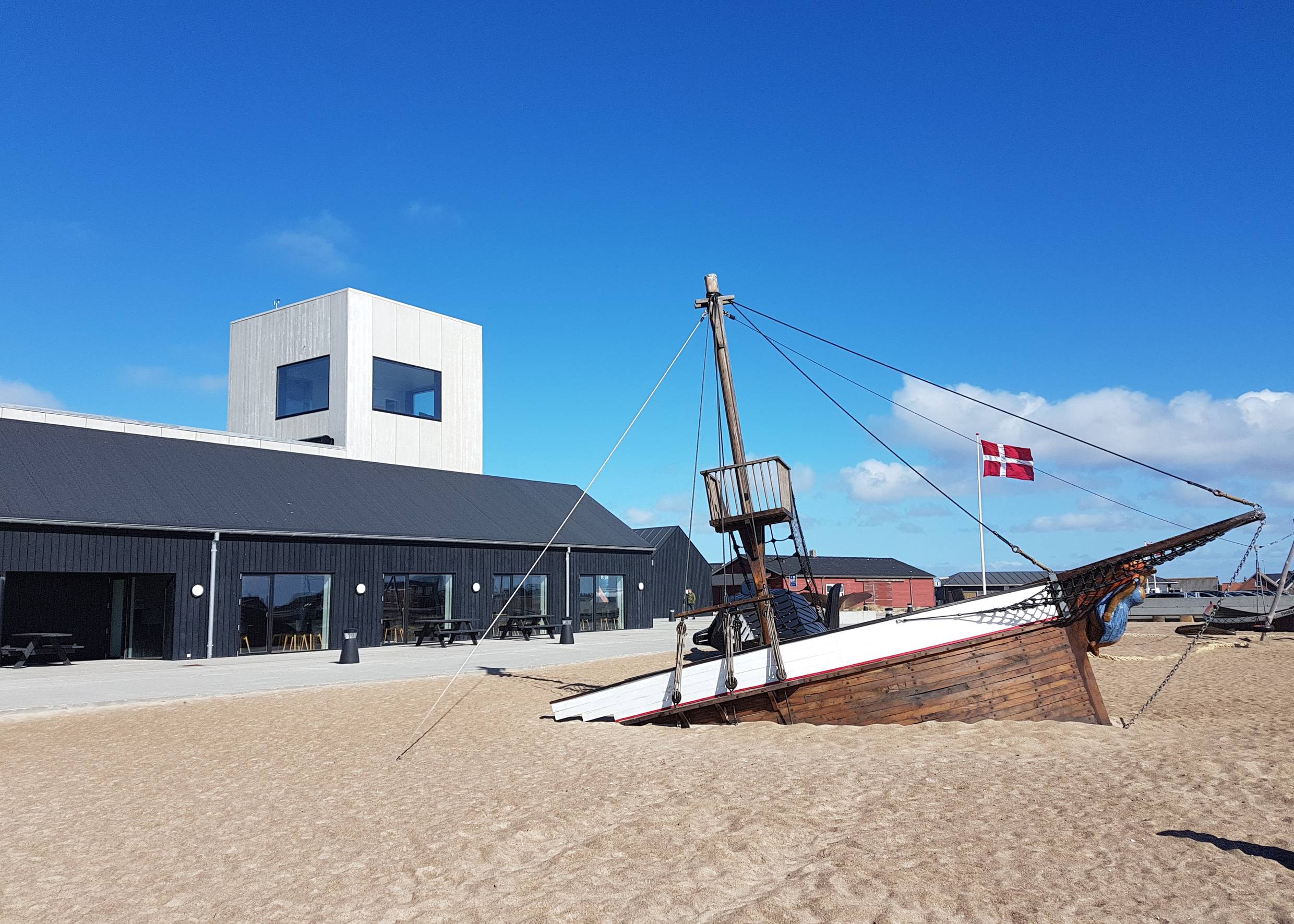 Spielplatz mit einem Schiff im Sand