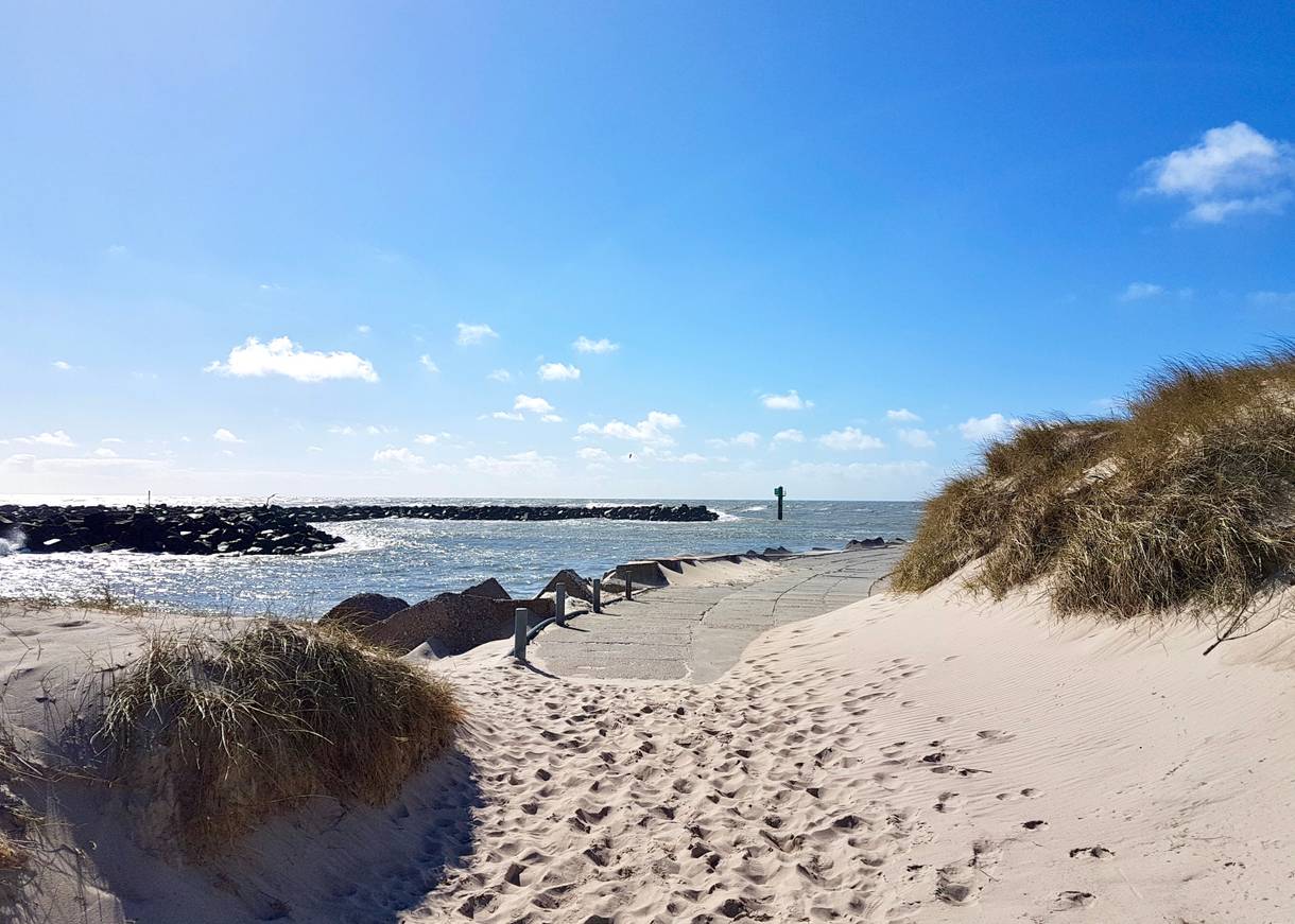 Befestigter Strandzugang an der Mole
