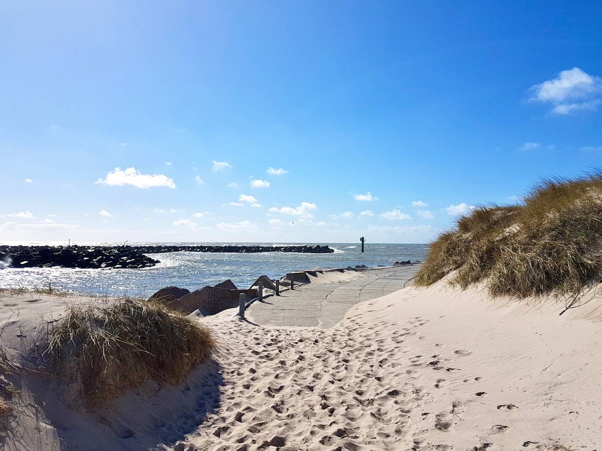 Befestigter Strandzugang an der Mole