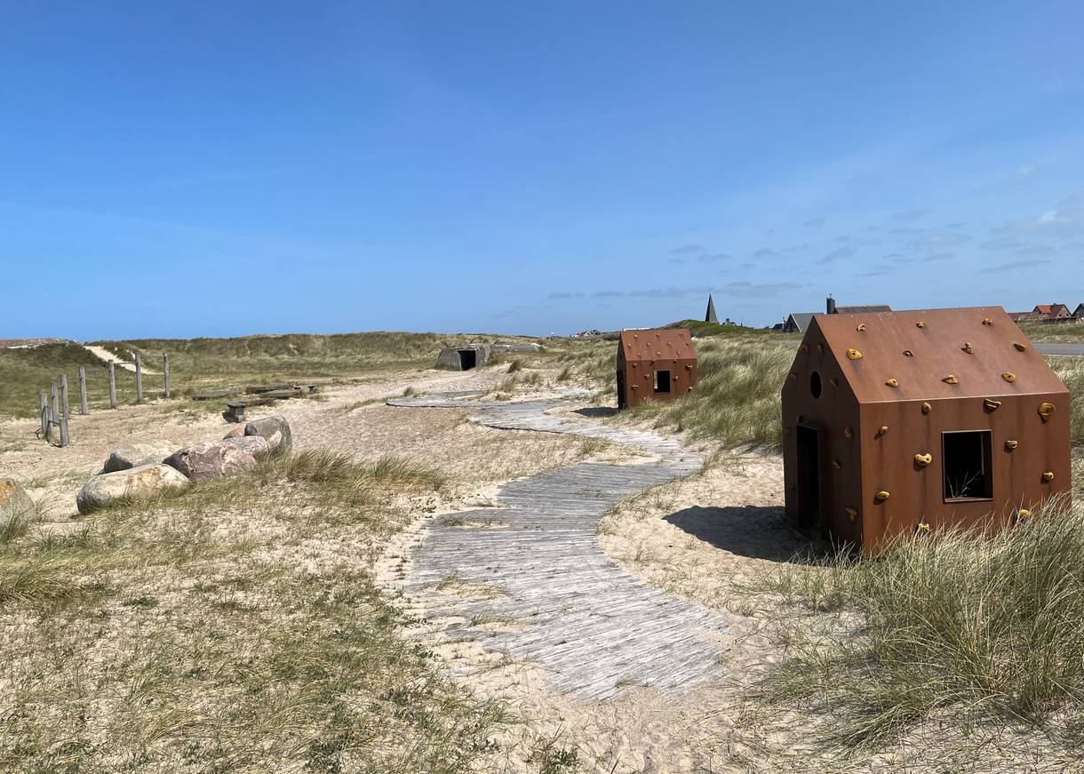 Sandweg in den Dünen, der durch einen besonderen Spiellpatz führt