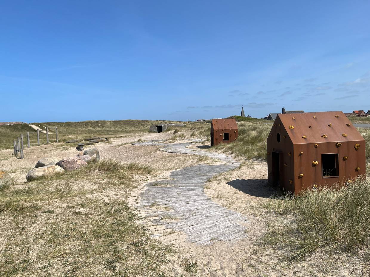 Sandweg in den Dünen, der durch einen besonderen Spiellpatz führt