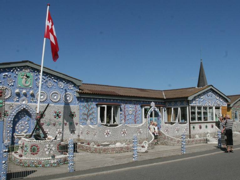 Kleines Haus, das komplett mit Schnekenhäusern unf Muscheln verziert ist