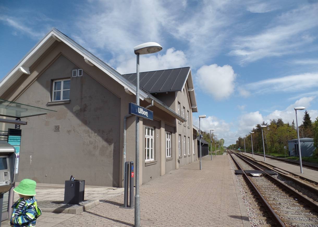 Kleines, graues Bahnhofsgeb#ude am Gleis