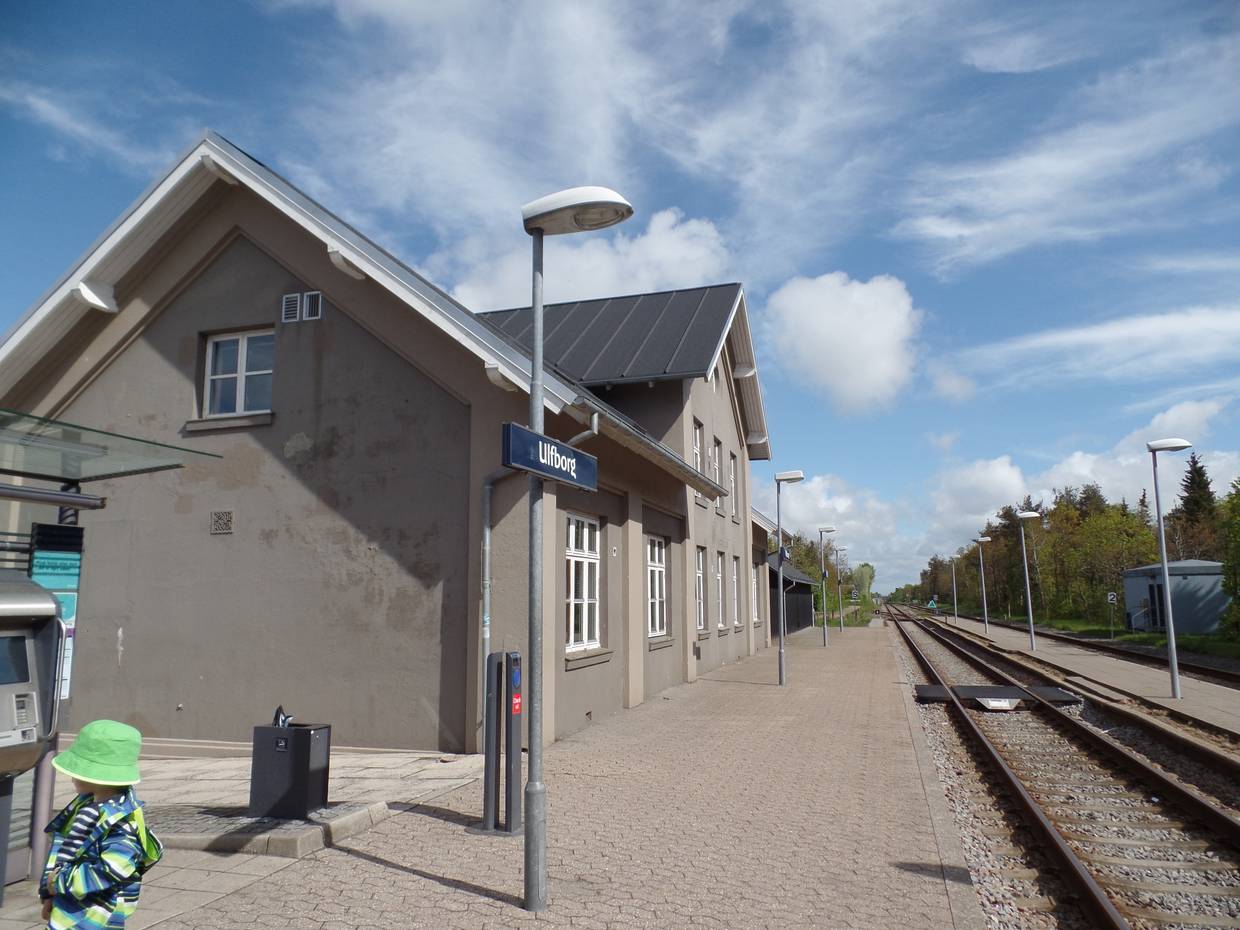 Kleines, graues Bahnhofsgeb#ude am Gleis