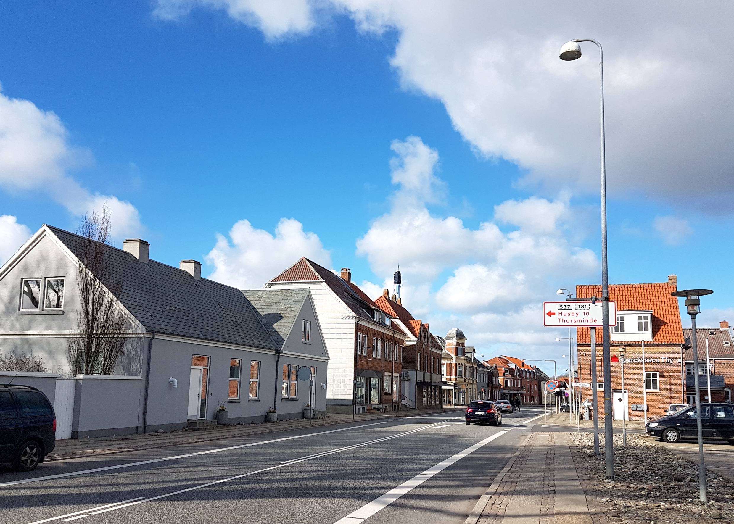 Straße in einer Kleinstadt mit alten Stadthäusern