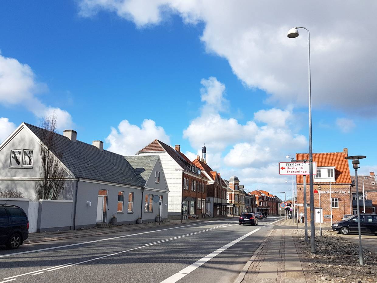 Straße in einer Kleinstadt mit alten Stadthäusern