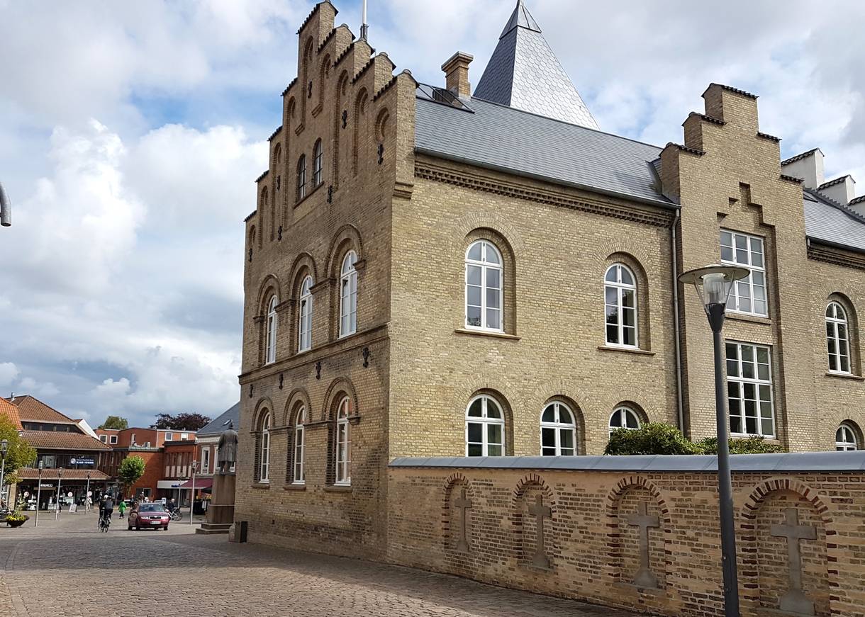 Das Rathaus von Varde mit einem Backstein-Treppengiebel