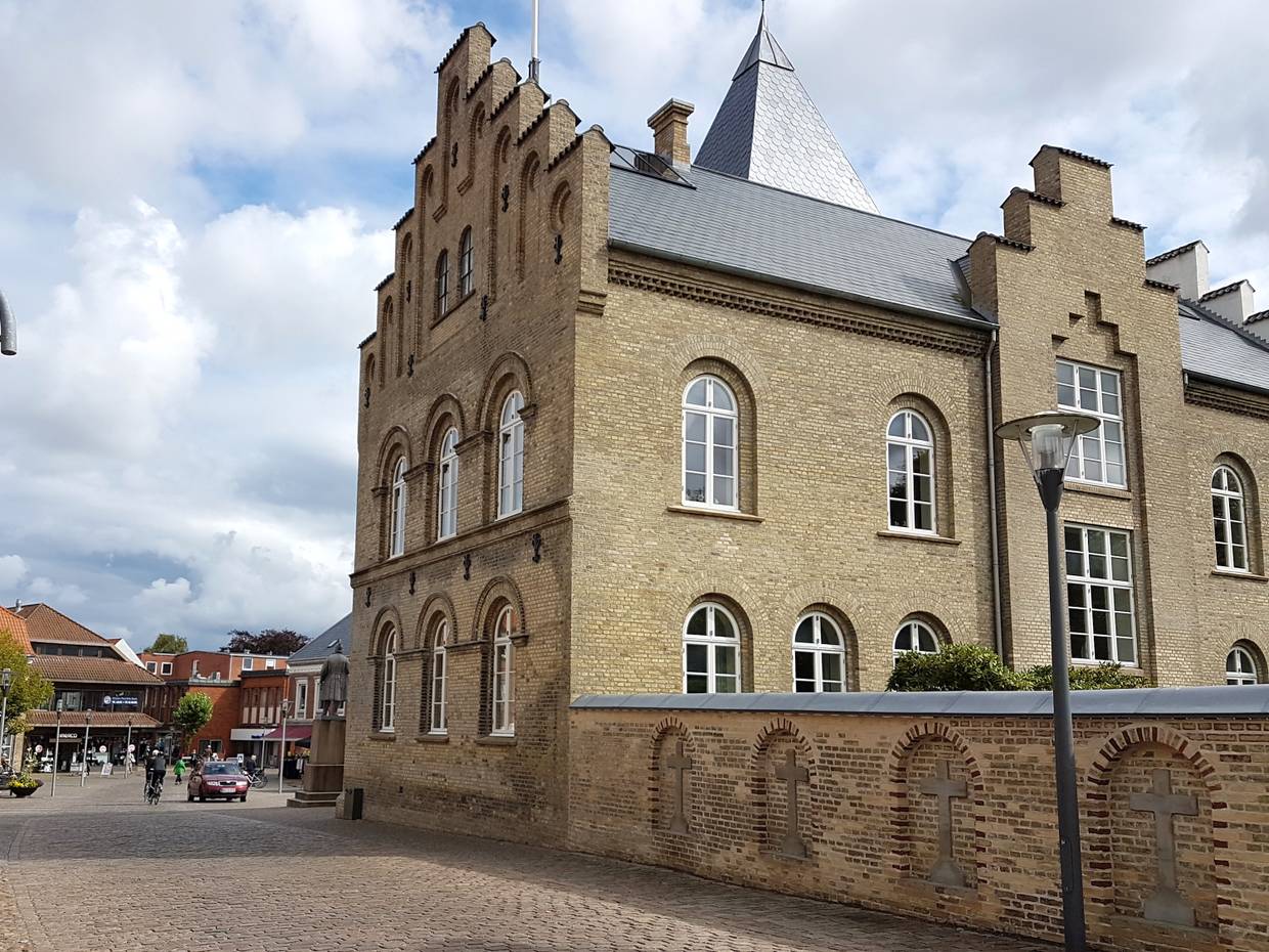Das Rathaus von Varde mit einem Backstein-Treppengiebel