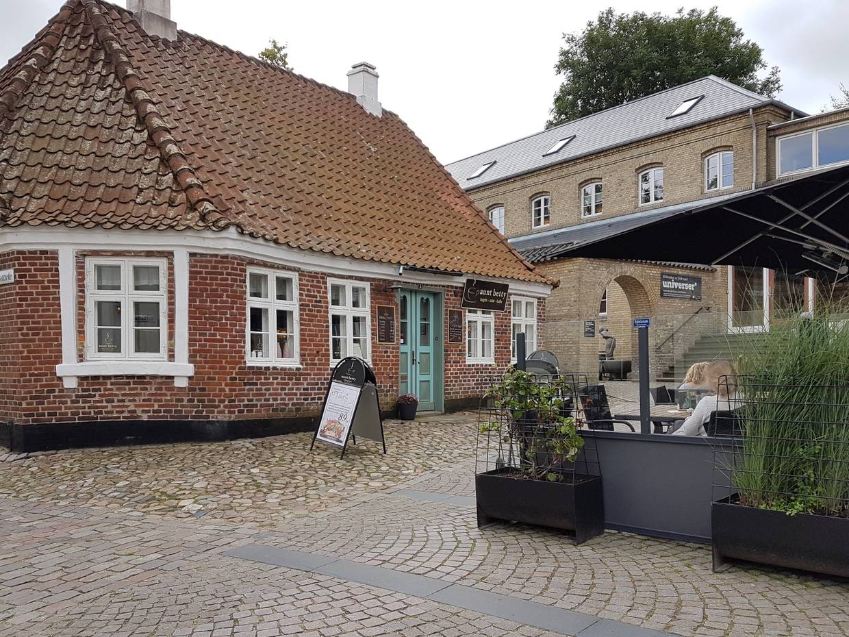Kleines Häuschen vor dem Rathaus mit einem Lokal 