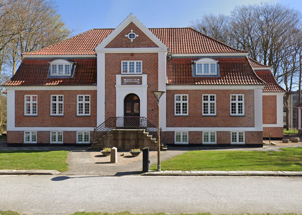 Front eines roten Hauses mit dem Varde Museum