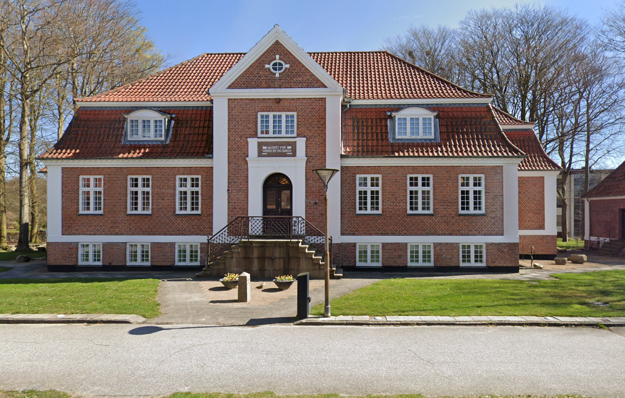 Front eines roten Hauses mit dem Varde Museum
