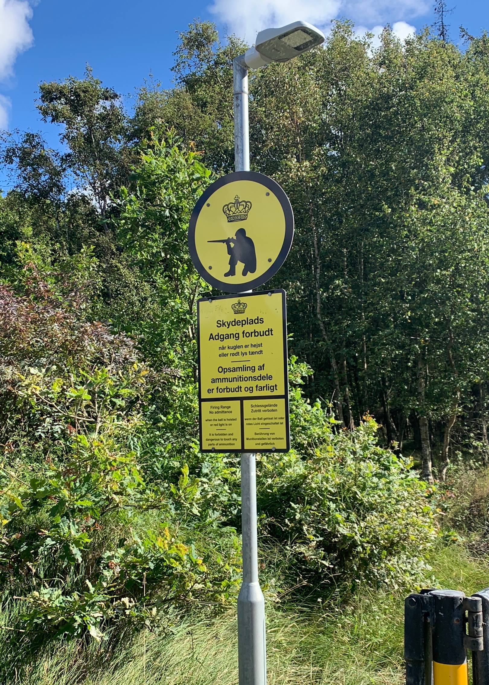 Gelbes Hinwesschild auf Manövergebiete