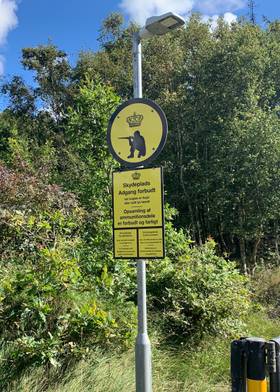 Gelbes Hinwesschild auf Manövergebiete