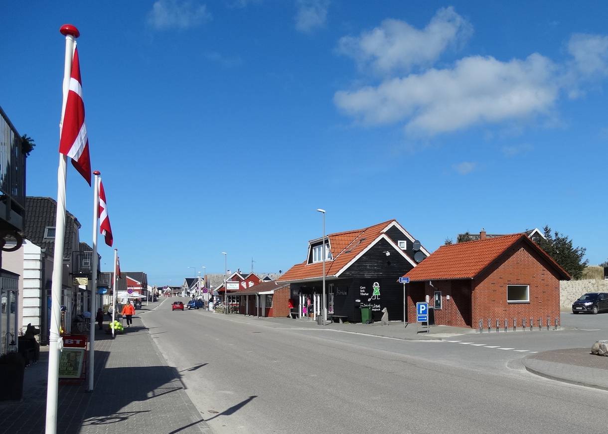 Hauptstraße von Vejers Strand mit Geschäften und Dannebrog