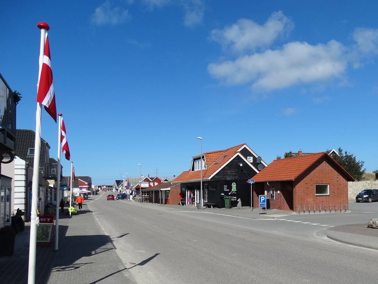 Hauptstraße von Vejers Strand mit Geschäften und Dannebrog