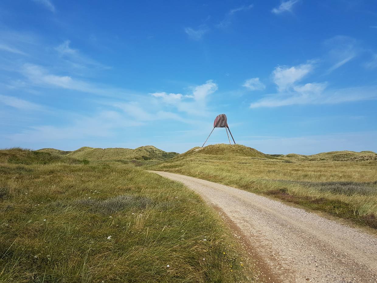 Weg durch die Dünen an einem Seezeichen vorbei