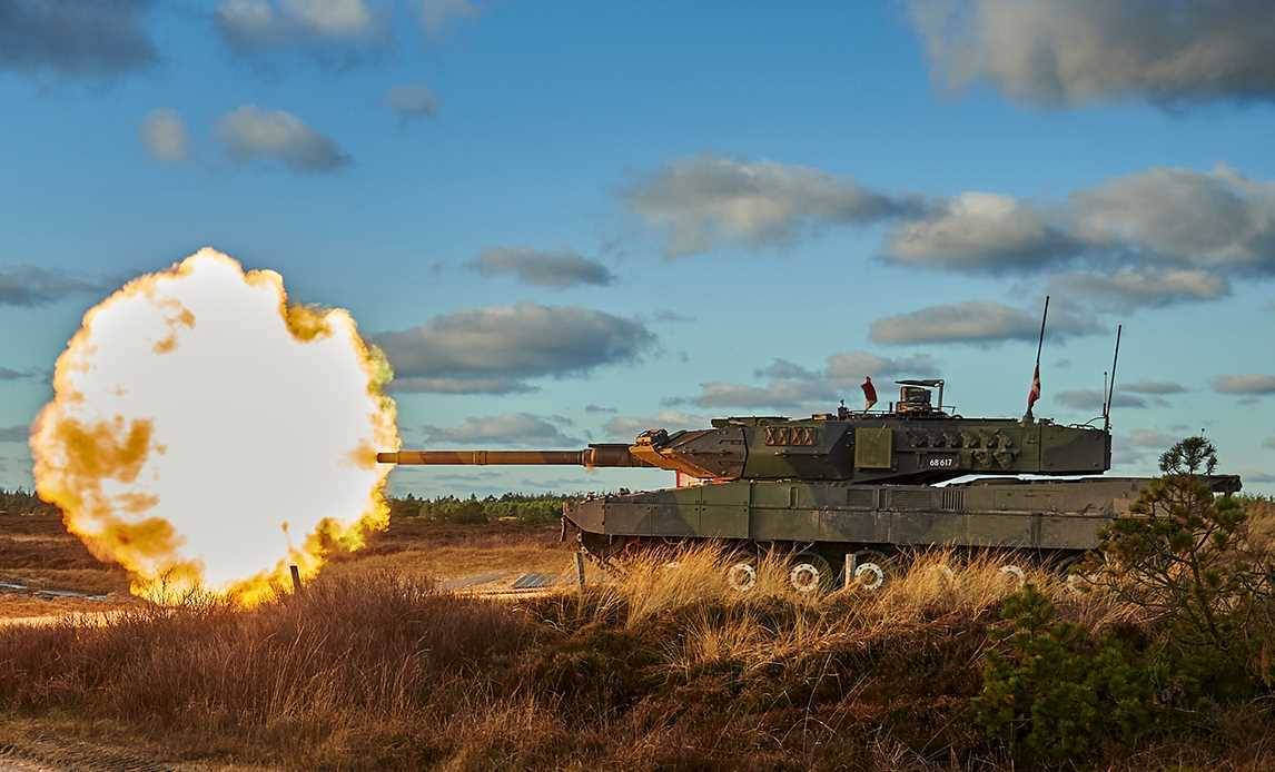 Leopard Panzer mit Flammen aus der Mündung