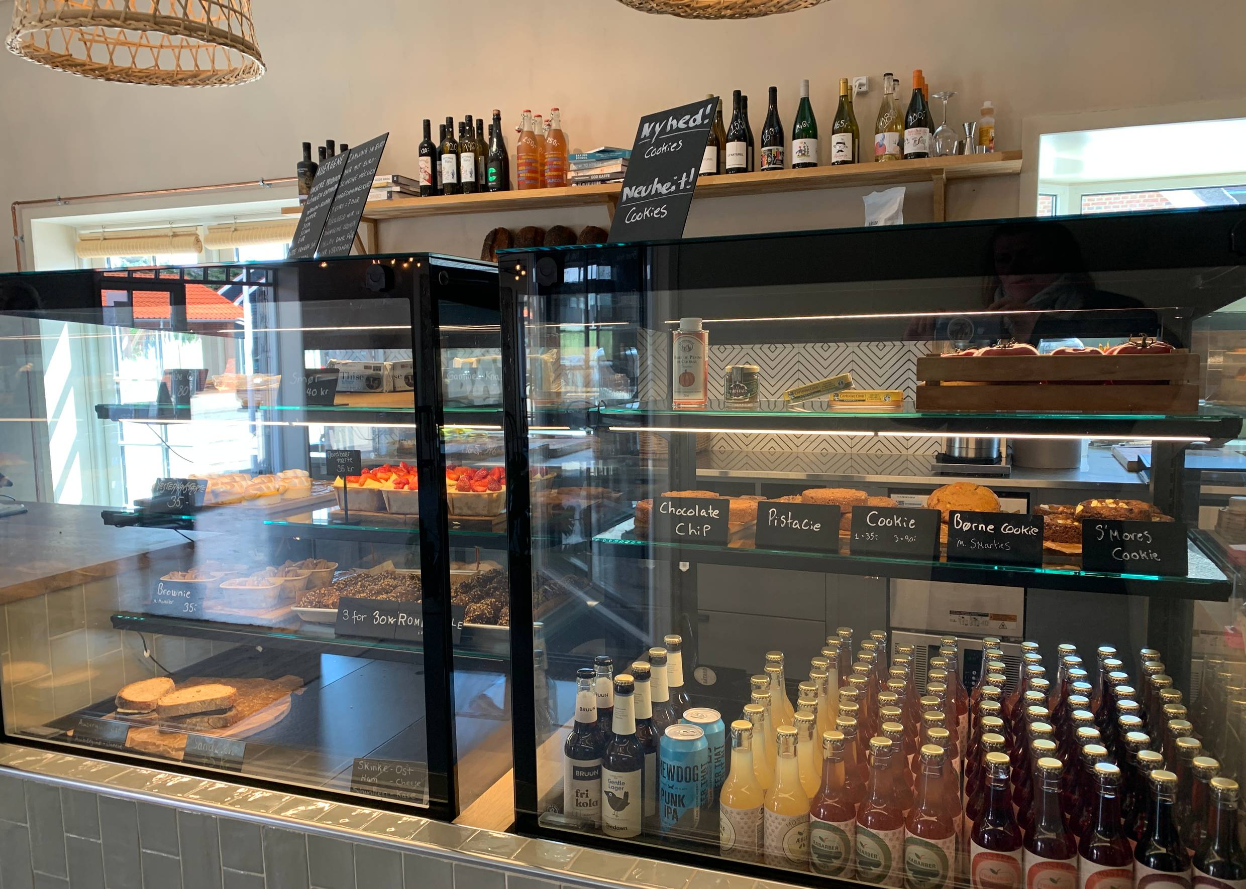 Blick auch einer Vitrine in einer Bäckerei mit Backwaren und Getränken
