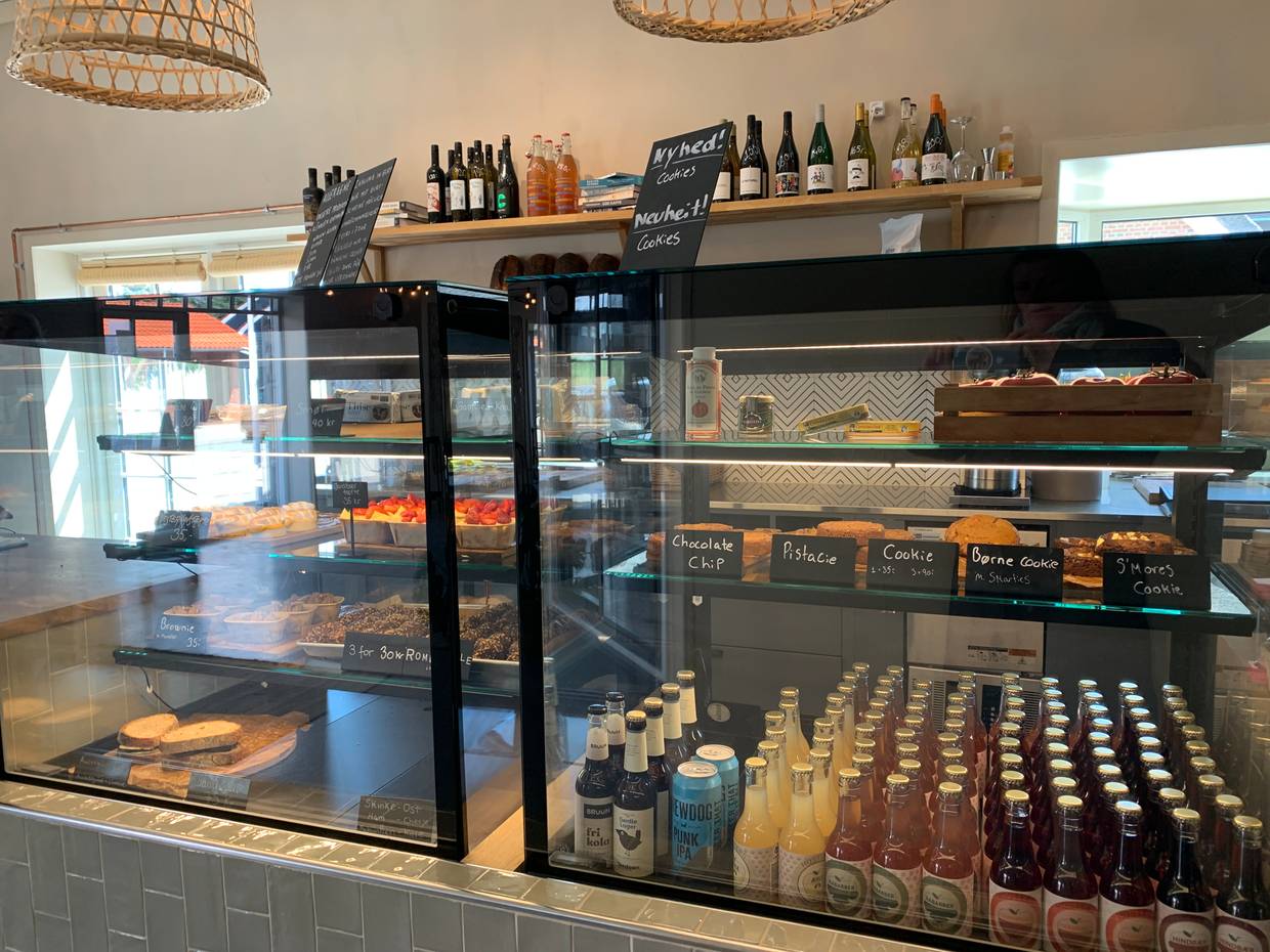 Blick auch einer Vitrine in einer Bäckerei mit Backwaren und Getränken