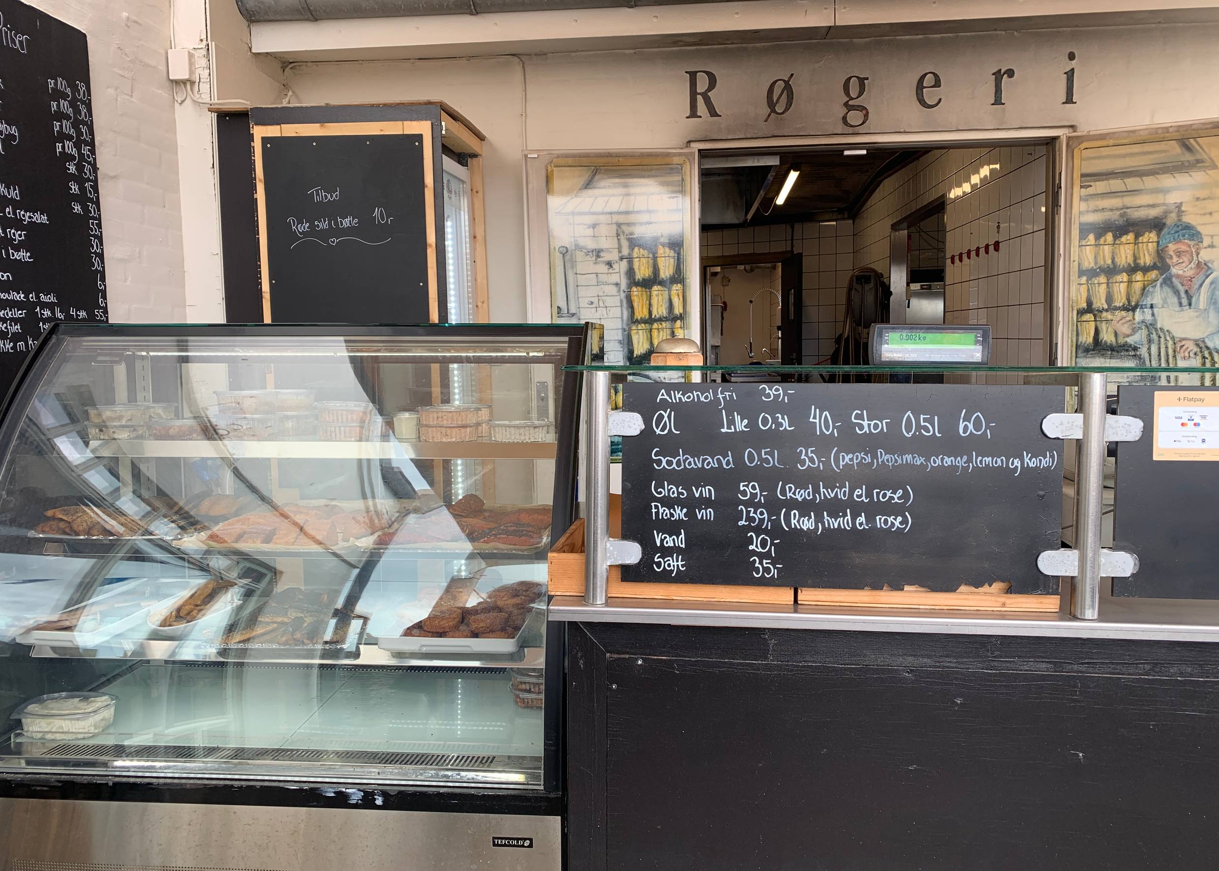 Blick in einer Vitrine mit Räucherfisch