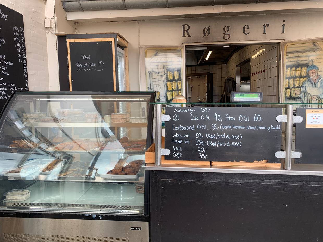 Blick in einer Vitrine mit Räucherfisch