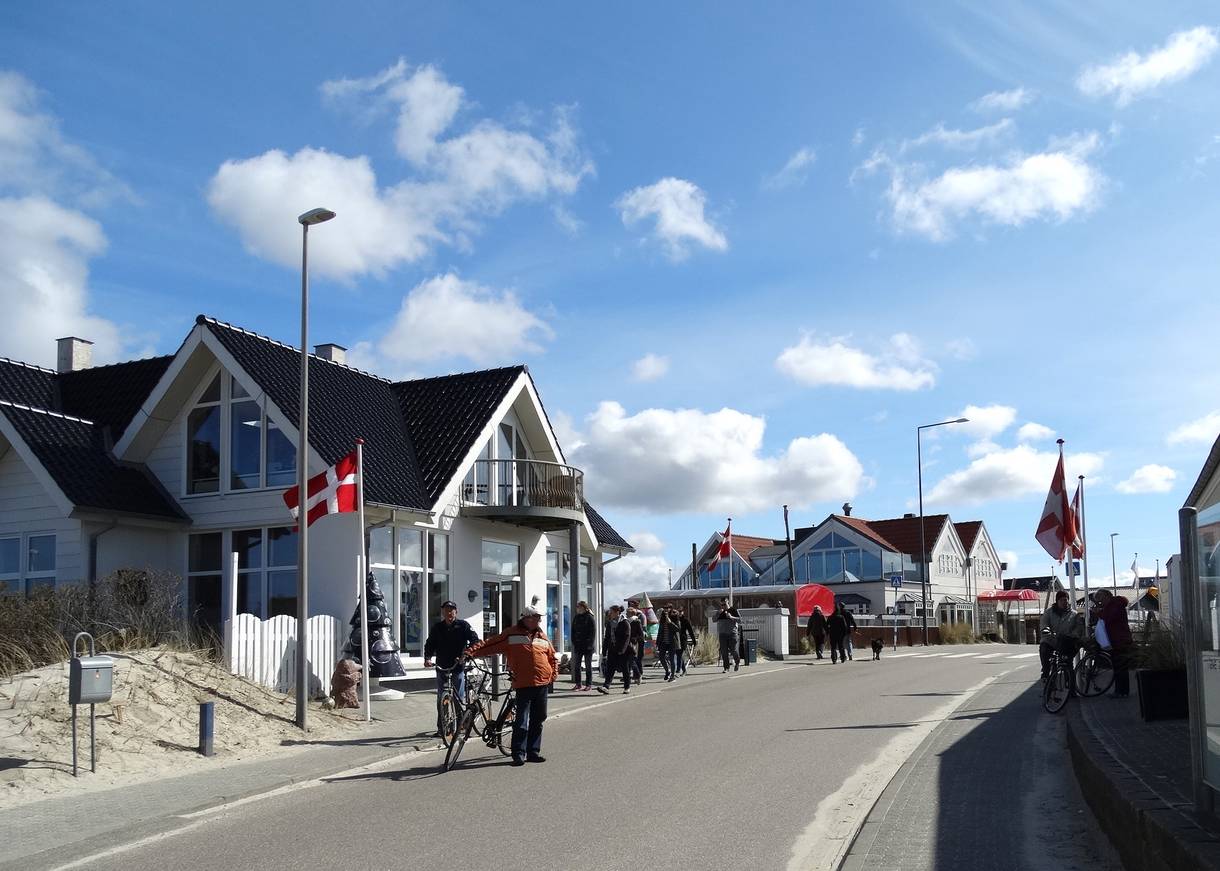 Passanten auf der Haupstraße bei Sonne in der kalten Jahreszeit