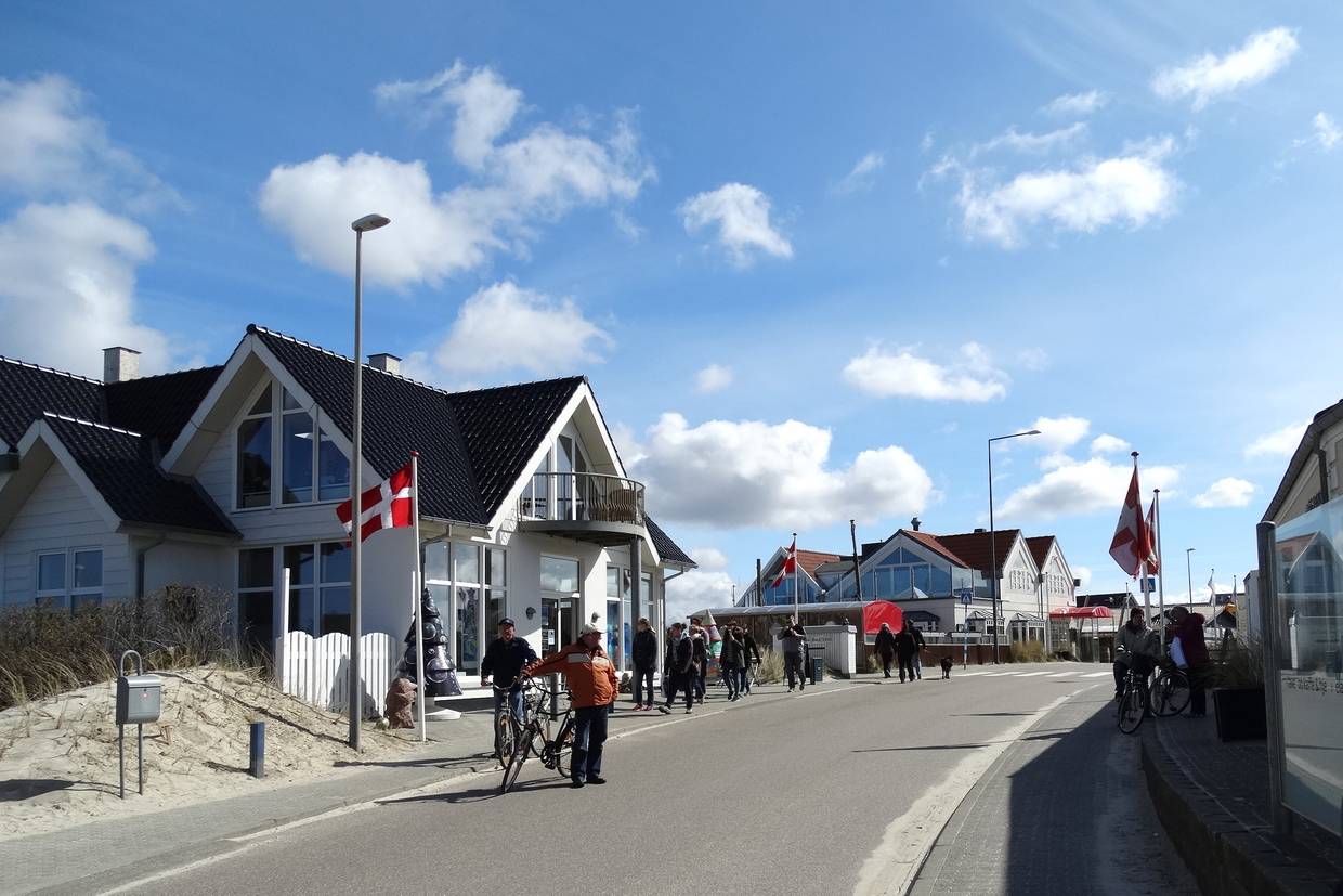 Passanten auf der Haupstraße bei Sonne in der kalten Jahreszeit