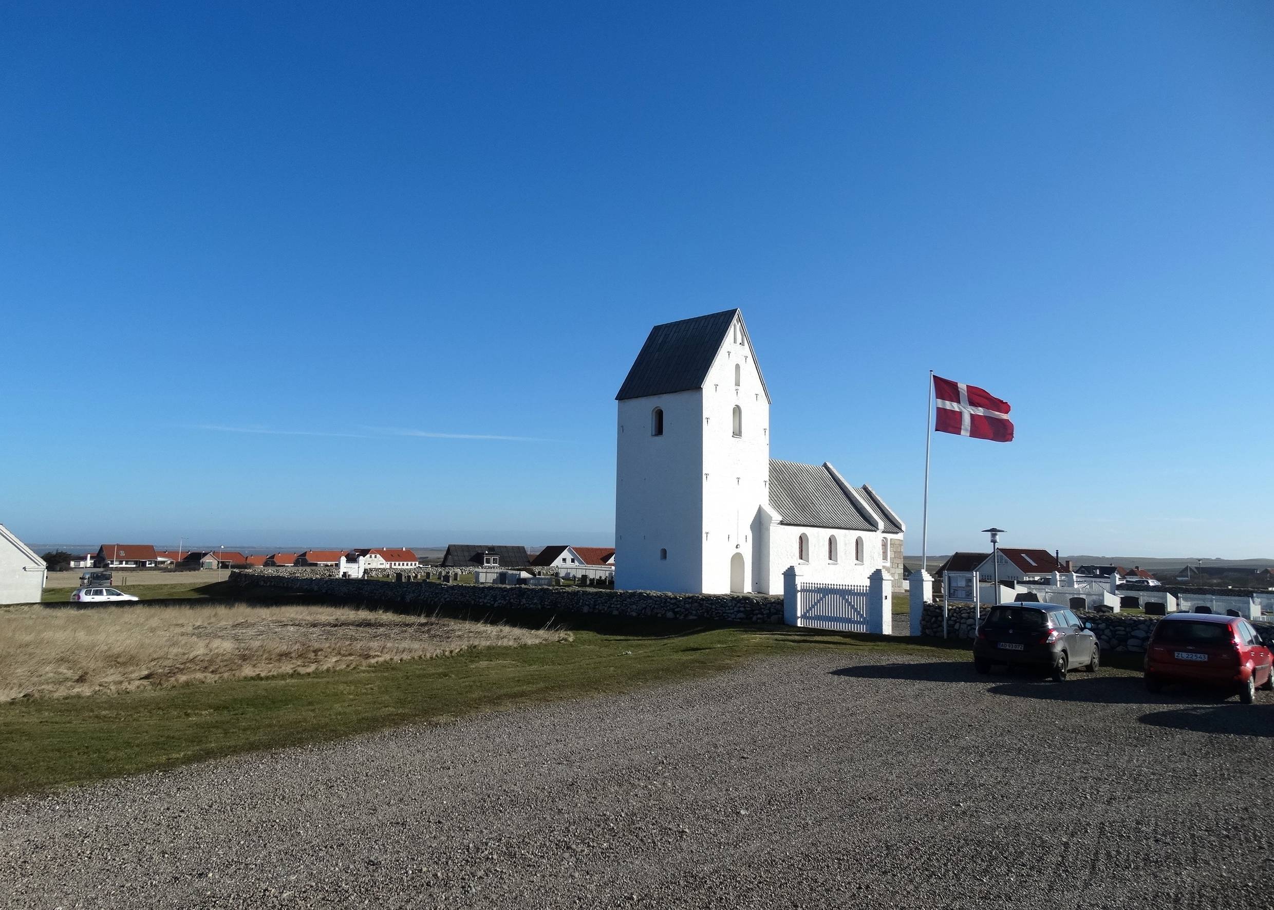 Weiße Kirche mit einem gehissten Dannebrog