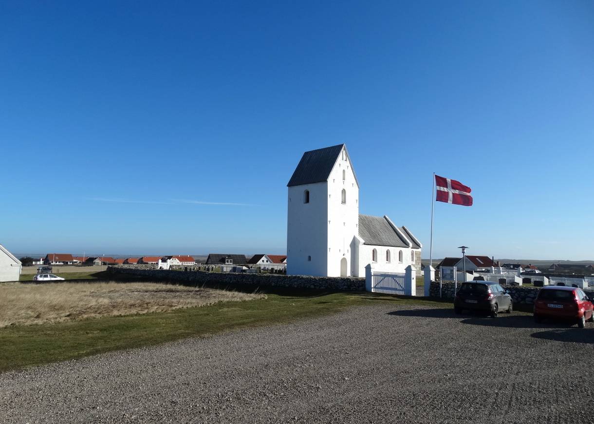 Weiße Kirche mit einem gehissten Dannebrog