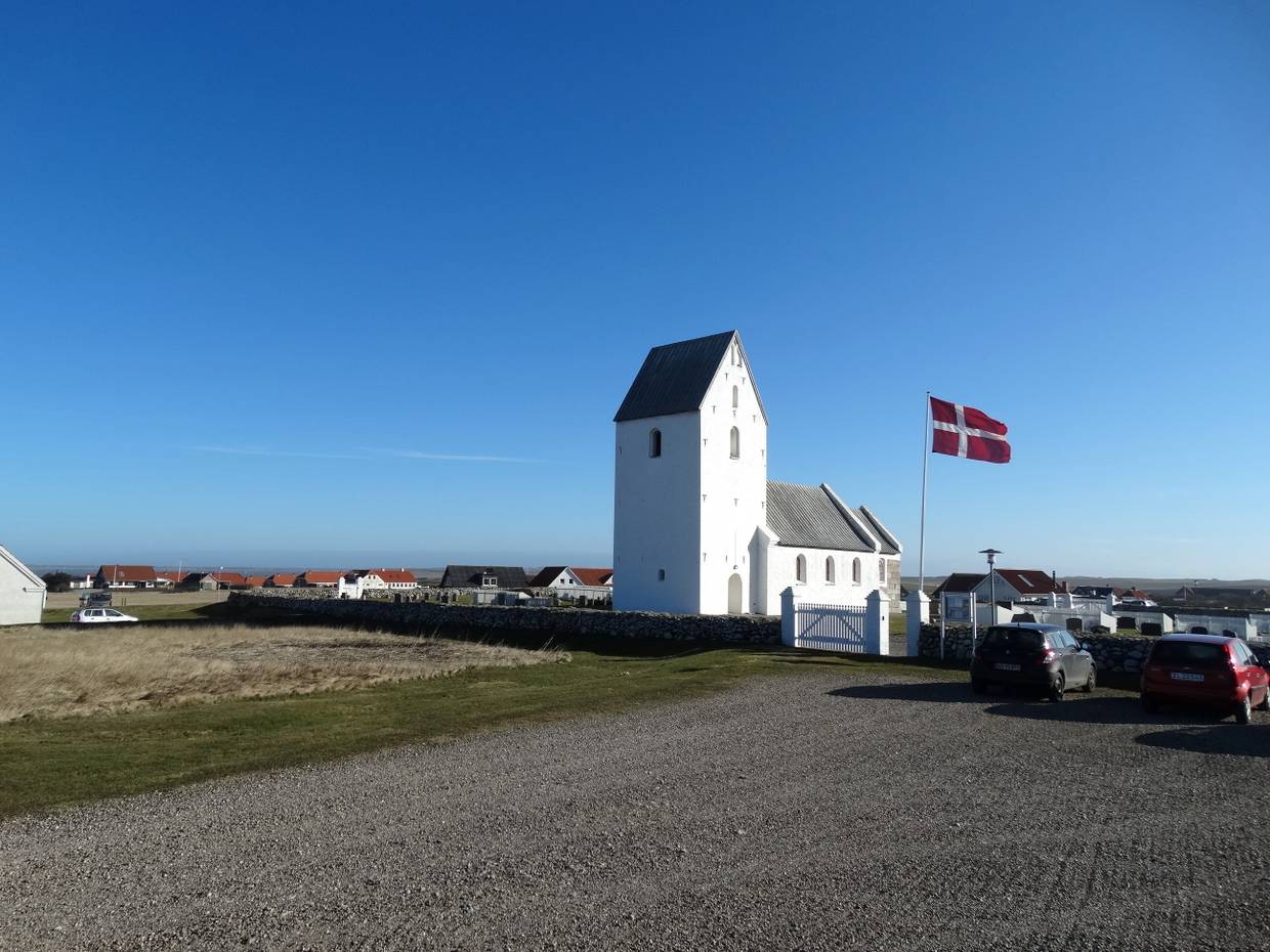 Weiße Kirche mit einem gehissten Dannebrog