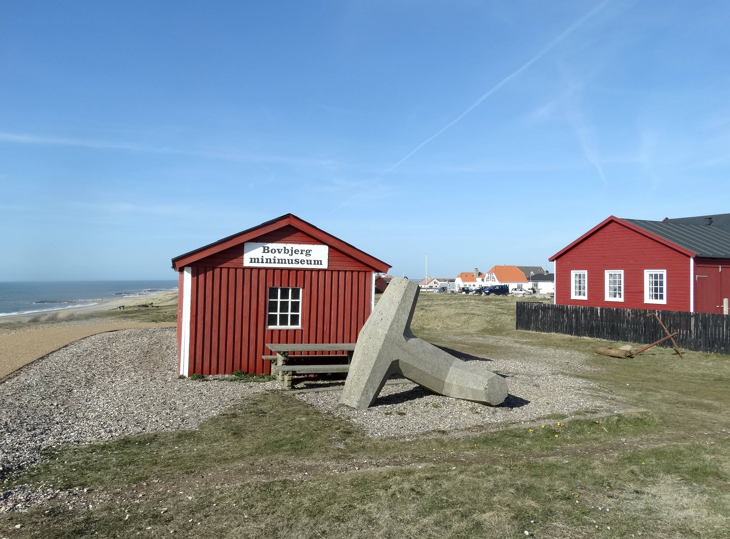 Kleines rotes Holzhaus direkt oberhalb der Nordseeküste