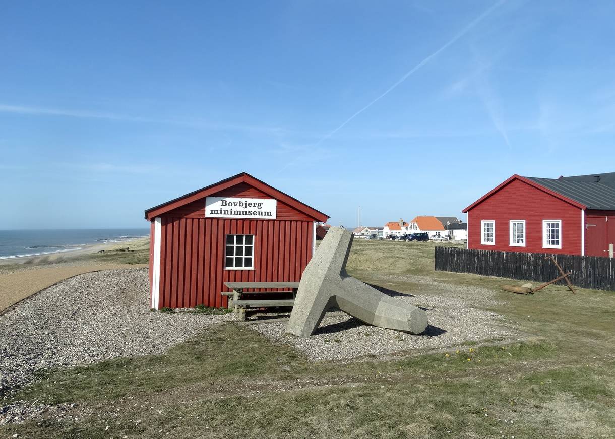Kleines rotes Holzhaus direkt oberhalb der Nordseeküste