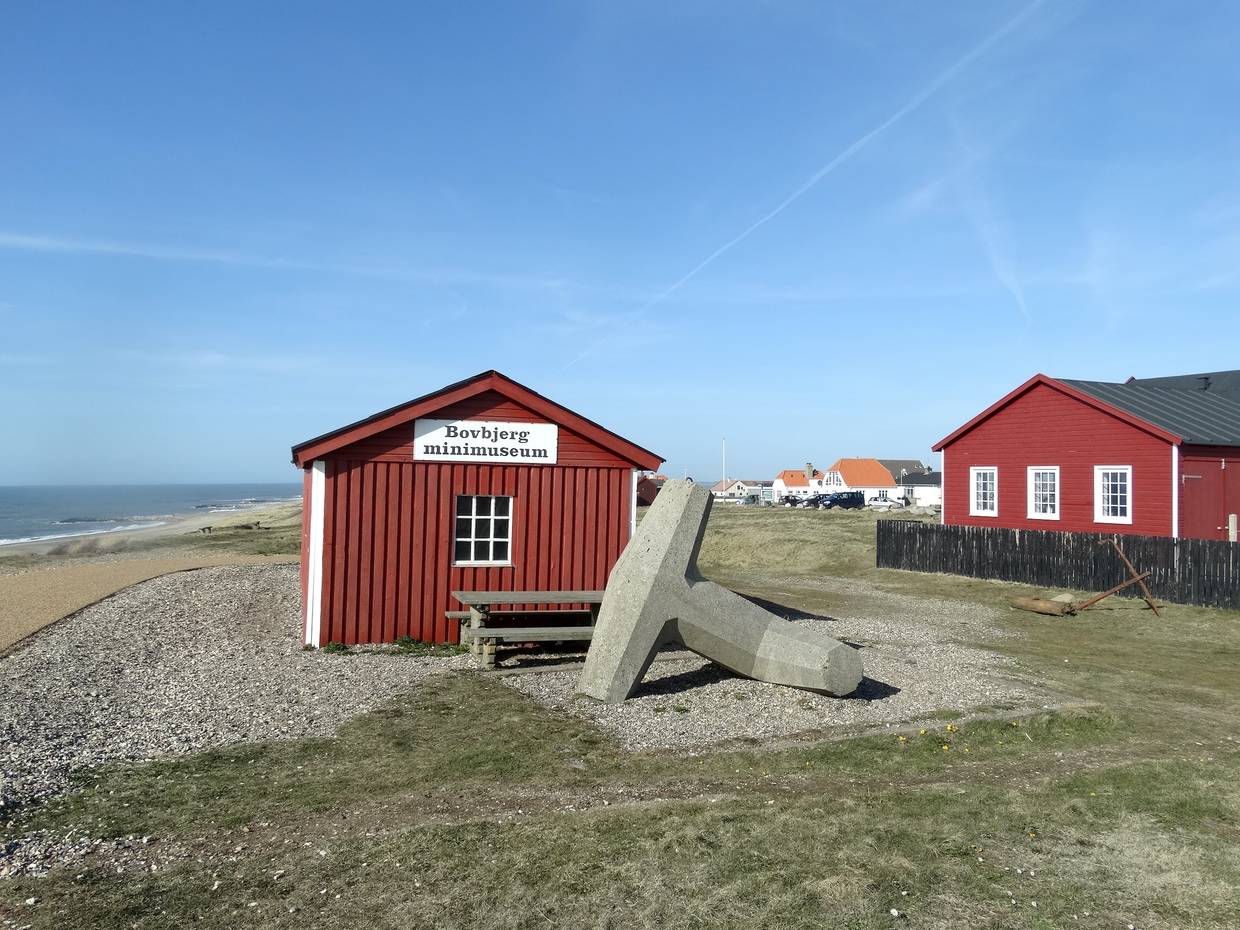 Kleines rotes Holzhaus direkt oberhalb der Nordseeküste