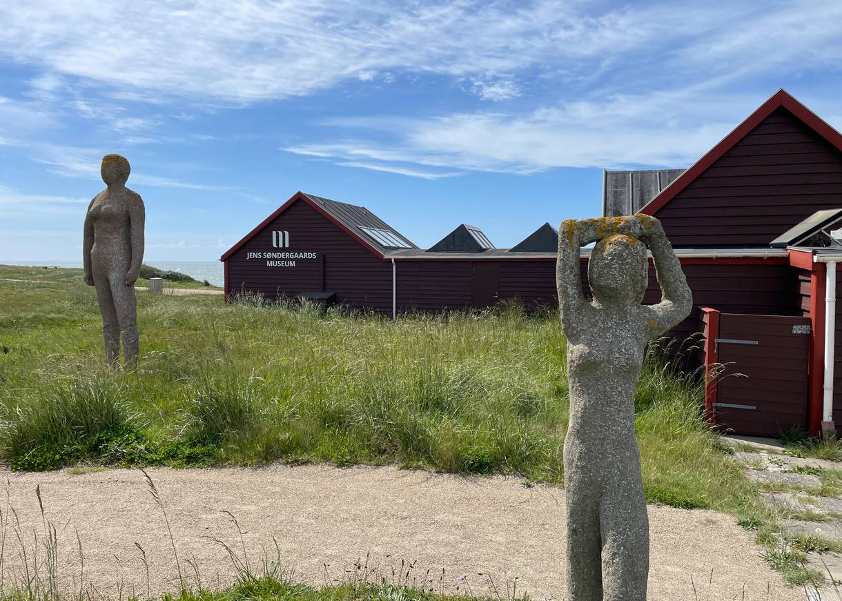 Blick auf das Museum und im Vordergrund zwei Skulpturen