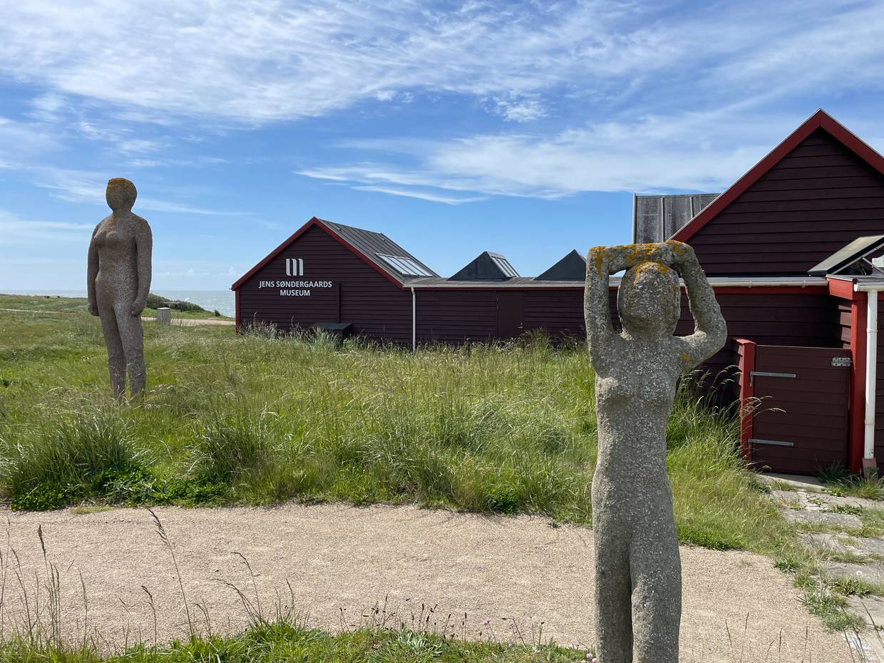 Blick auf das Museum und im Vordergrund zwei Skulpturen