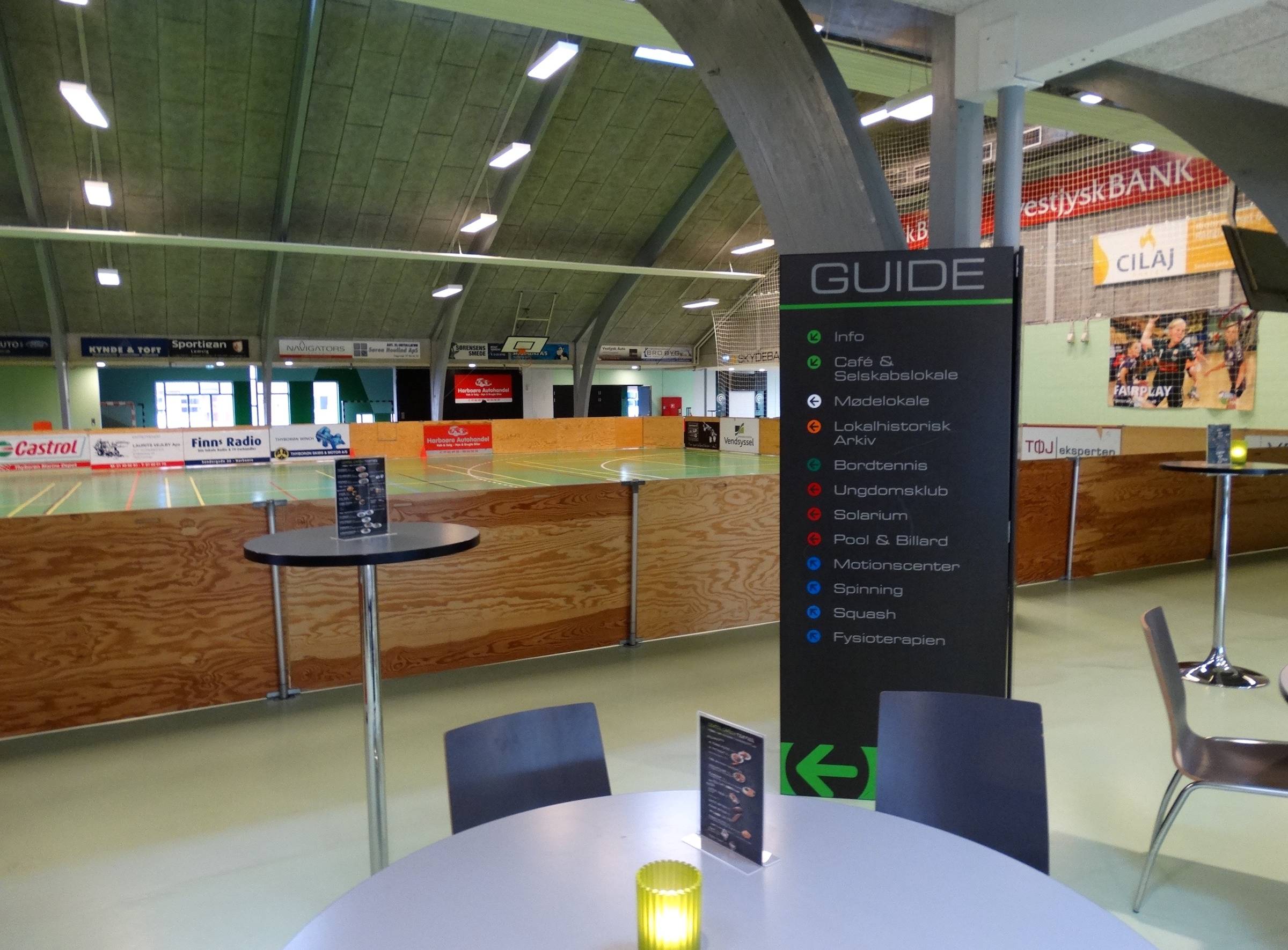 Café in  einem Sportcenter, dahinter Ballspielplätze