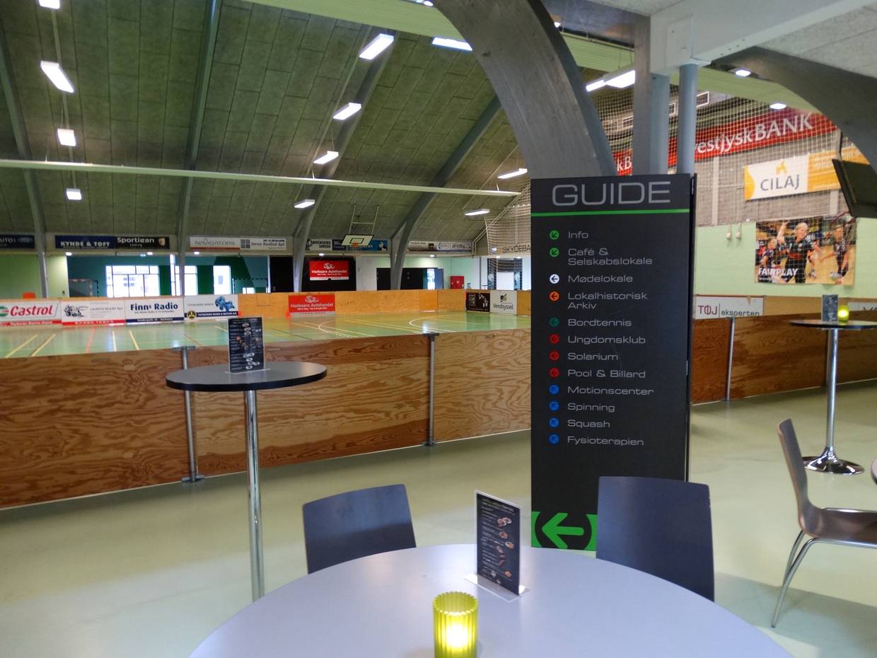 Café in  einem Sportcenter, dahinter Ballspielplätze