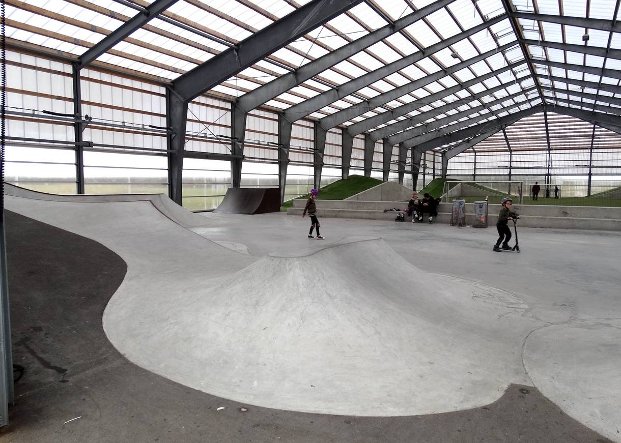 Skaterhalle mit einigen Kindern