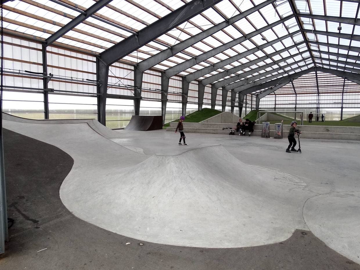 Skaterhalle mit einigen Kindern