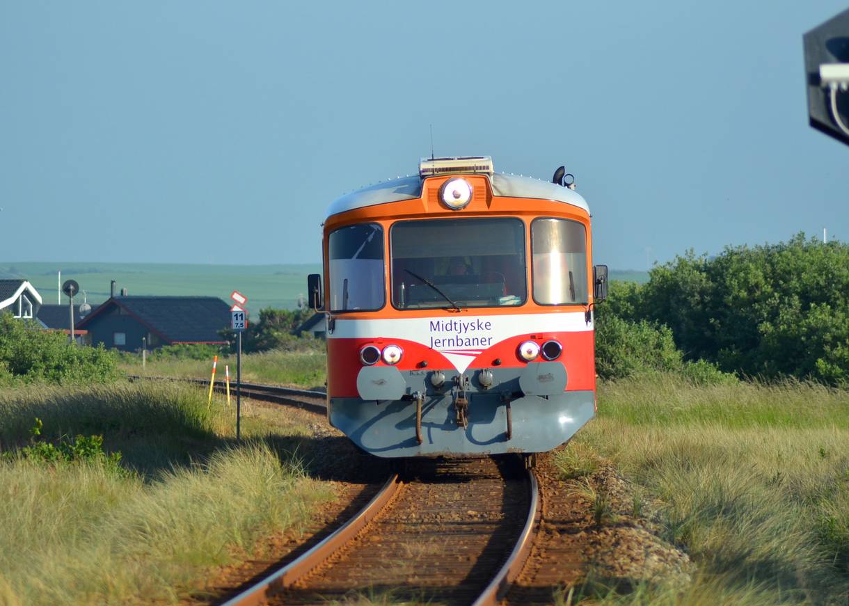 Schienenbus mit Aufschrift Midtjyske Jernbaner