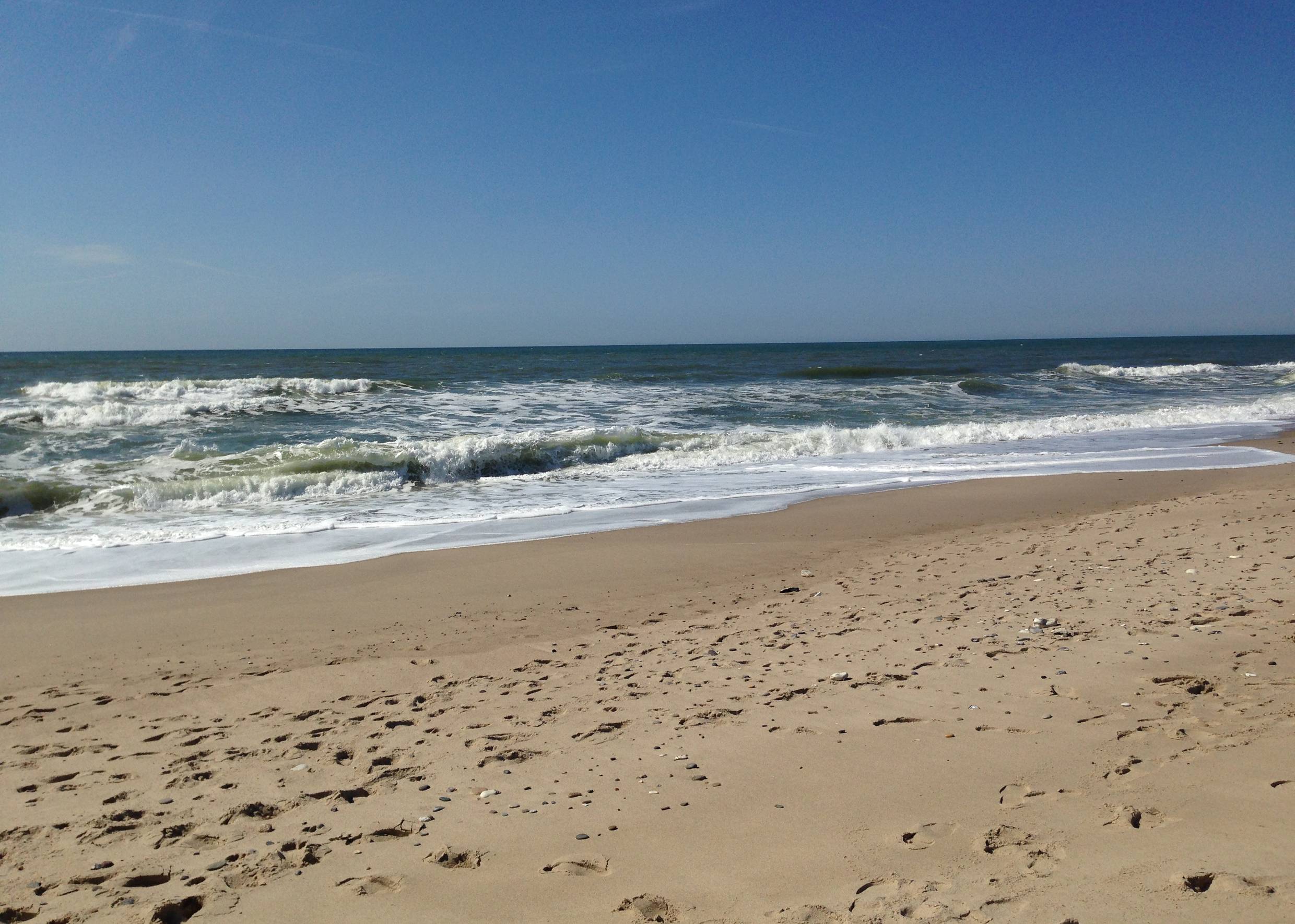 Sandstrand und leichter Wellengang an der Nordsee