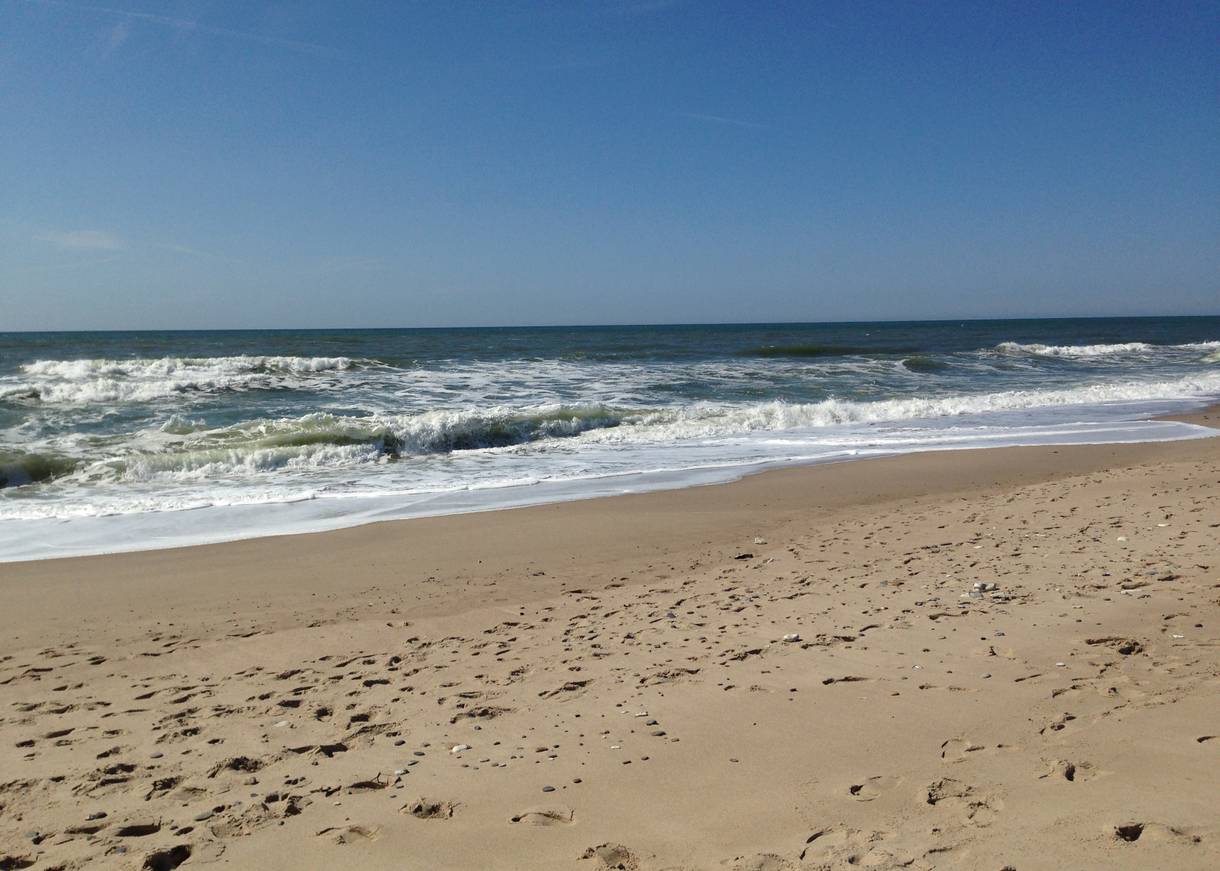Sandstrand und leichter Wellengang an der Nordsee