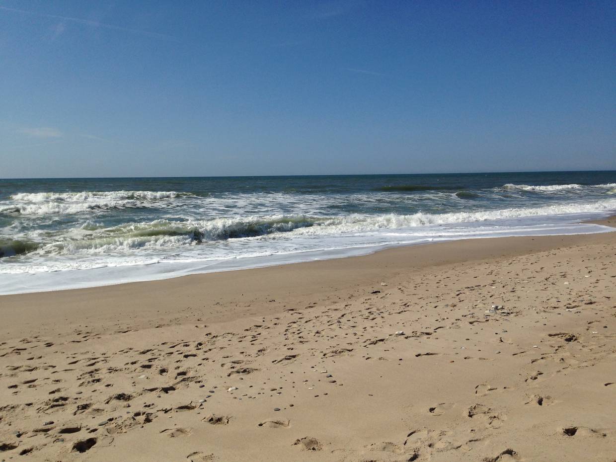 Sandstrand und leichter Wellengang an der Nordsee