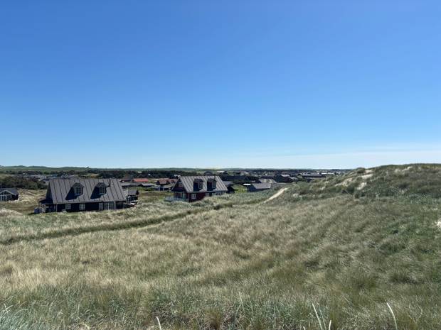 Aussicht von einer Düne über eine Ferienhaussiedlung