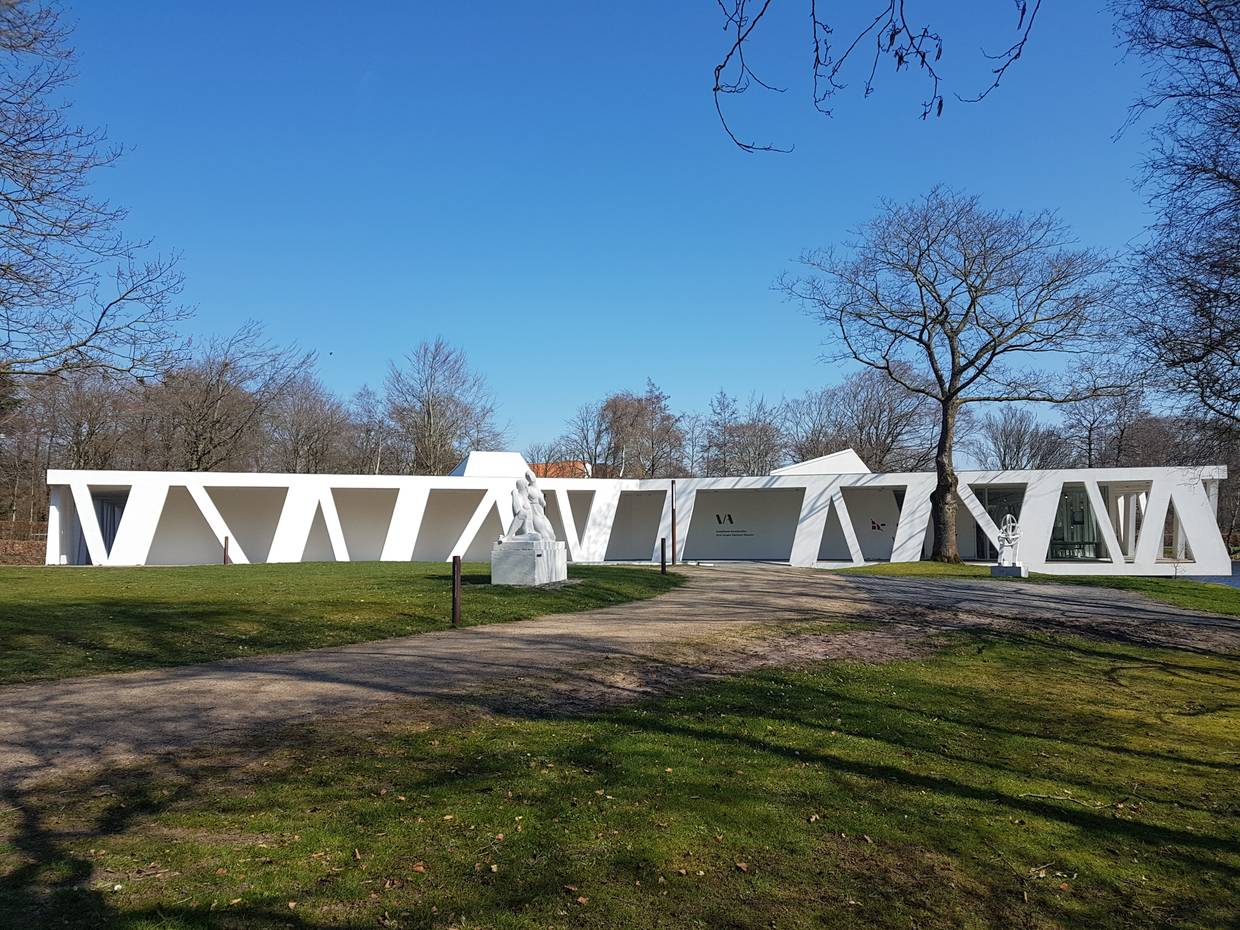 Flaches, etwas futuristisch wirkendes Museumsgebäude