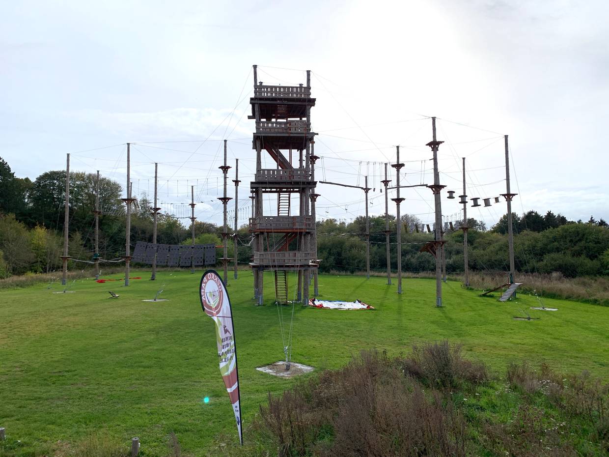 Sehr großes Klettergerüst auf einer Wiese
